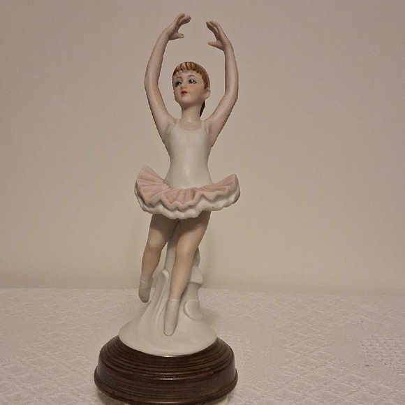 Other - Elegant Porcelain ✨💃  Ballerina Music box Figurine in Cream and Pink